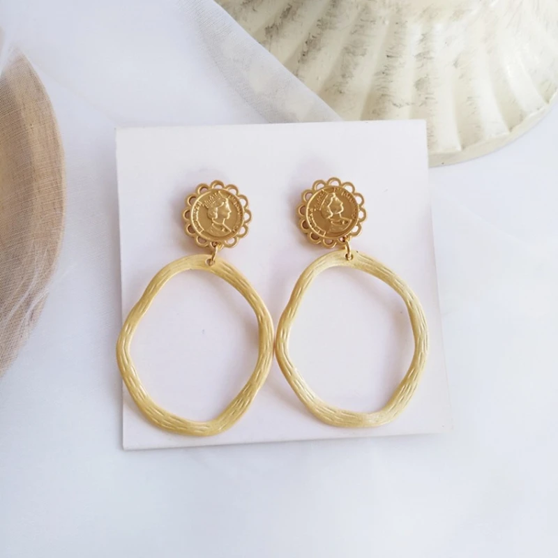 European and American fashion metallic earrings irregular geometric personality temperament stud earrings
European and American fashion metallic earrings irregular geometric personality temperament stud earrings
