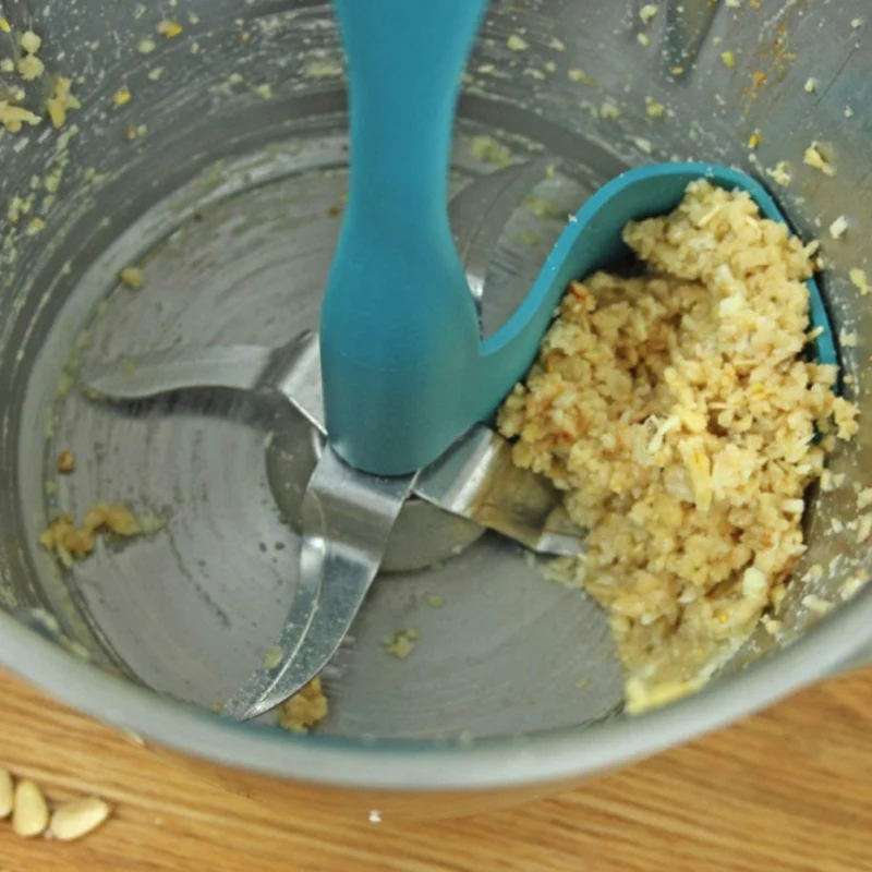 Multi-functional Kitchen Rotating Spatula Removing Scooping &Portioning Food Processor Supplies
Multi-functional Kitchen Rotating Spatula Removing Scooping &Portioning Food Processor Supplies