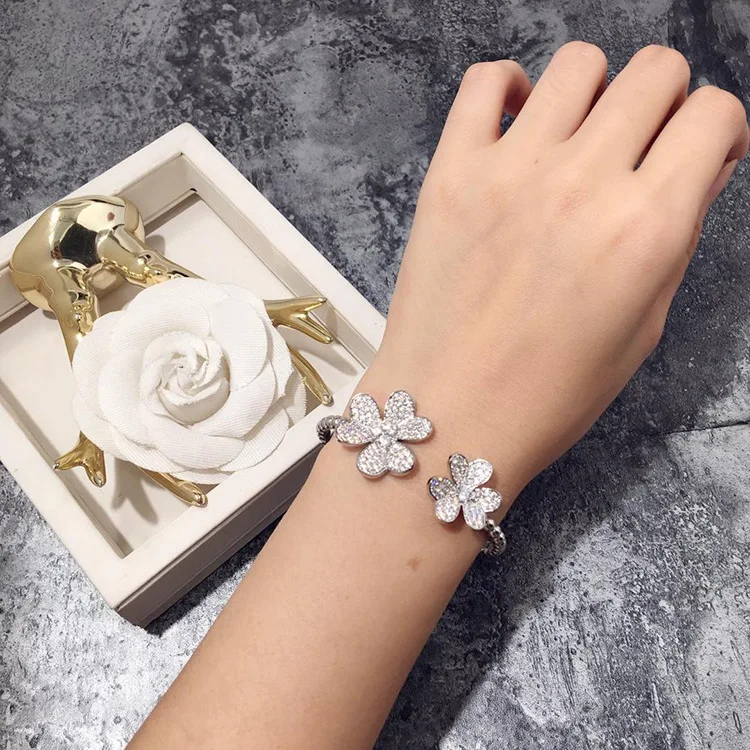 Brand New Design Double Three leaf clover flowers Cuff Bracelet Bangles For Women Mirco inlay AAA Zircons Gold Open Bracelet
Brand New Design Double Three leaf clover flowers Cuff Bracelet Bangles For Women Mirco inlay AAA Zircons Gold Open Bracelet
