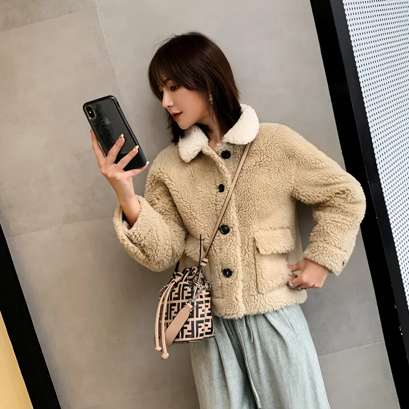 Real Wool Blend 2019 Winter Woman Teddy Jacket Loose Wool Designer Wide-waisted Women Teddy Bear Coat Warm Thick Colored Russian
Real Wool Blend 2019 Winter Woman Teddy Jacket Loose Wool Designer Wide-waisted Women Teddy Bear Coat Warm Thick Colored Russian