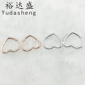 Asymmetric heart earrings Can add a simple and refreshing atmosphere to the shape 
Asymmetric heart earrings Can add a simple and refreshing atmosphere to the shape