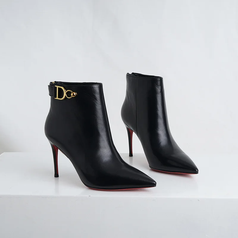 Latest Fashion Short 2020 Fine Sharp Genuine Leather High With Deep Metal Letter Decoration Boots Woman
Latest Fashion Short 2020 Fine Sharp Genuine Leather High With Deep Metal Letter Decoration Boots Woman