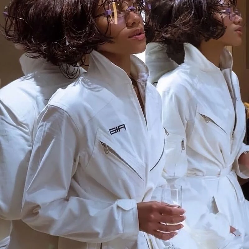 Европейский и американский осенне-зимний модный спортивный и удобный футуристический комплект нижнего белья с крылышками белый цельный брючный костюм 
Европейский и американский осенне-зимний модный спортивный и удобный футуристический комплект нижнего белья с крылышками белый цельный брючный костюм