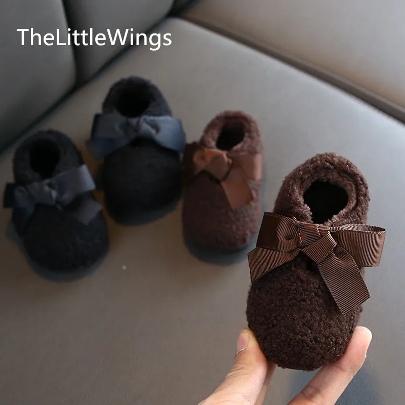 Baby walking shoes soft sole 0-1 year old princess wool comfortable fashion autumn and winter floor shoes girls home
Baby walking shoes soft sole 0-1 year old princess wool comfortable fashion autumn and winter floor shoes girls home