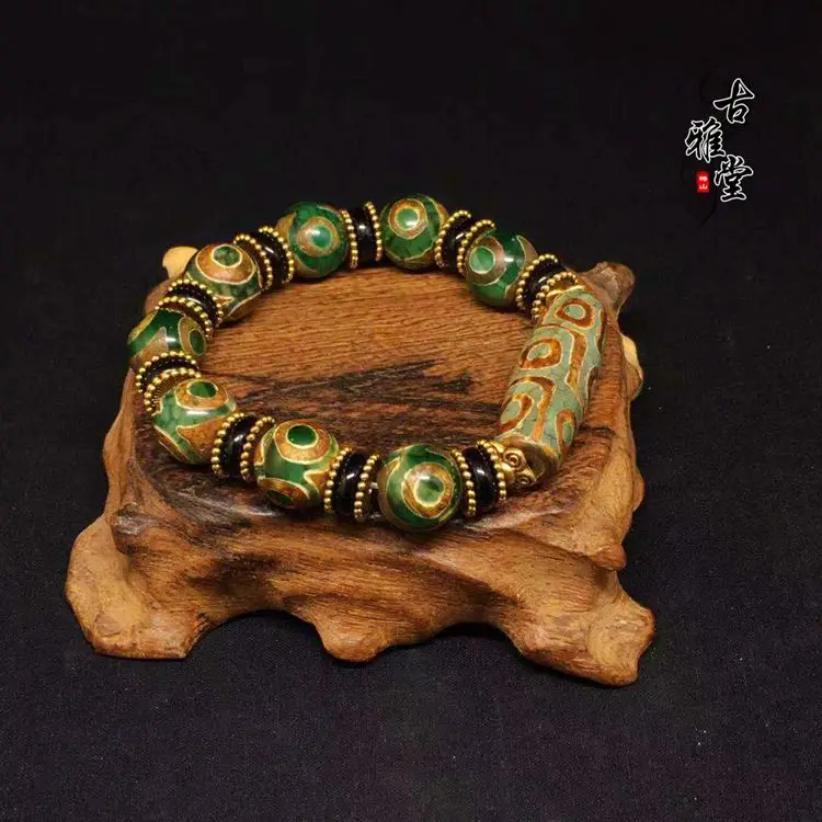 Moire green three eye Tianzhu natural Tibet old mine Tianzhu original stone shale to pure cinnabar genuine three eye agate
Moire green three eye Tianzhu natural Tibet old mine Tianzhu original stone shale to pure cinnabar genuine three eye agate