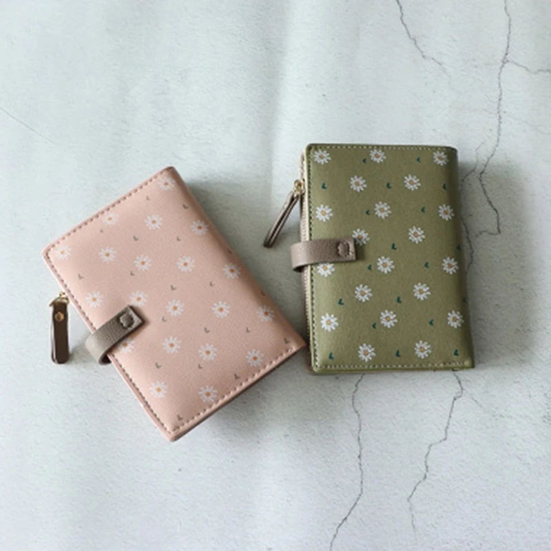 Women Short PU Wallet Daisy Print Large Capacity Folding Wallet Small Fresh Korean Wallet Coin Purse Card Holder
Women Short PU Wallet Daisy Print Large Capacity Folding Wallet Small Fresh Korean Wallet Coin Purse Card Holder