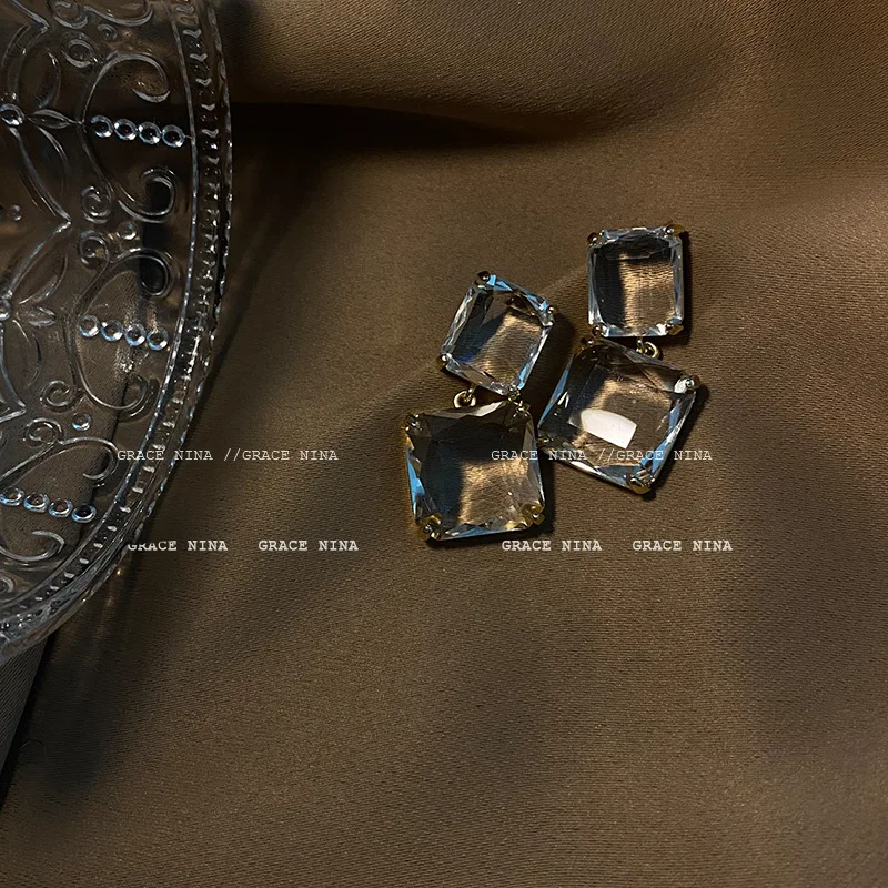 Korean Design Fashion Jewelry Double Square Dangle Earrings Luxury Transparent Glass Crystal Party Earrings for Women 2020 Gift
Korean Design Fashion Jewelry Double Square Dangle Earrings Luxury Transparent Glass Crystal Party Earrings for Women 2020 Gift