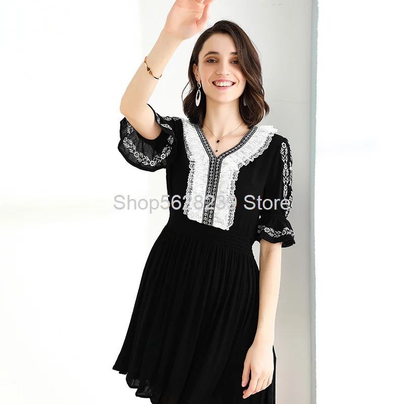 2020 Season Women's Wear Embroidery V Collar Lace Splicing Horn Sleeve Slim Fit Slim Elastic Waist Short Dress 
2020 Season Women's Wear Embroidery V Collar Lace Splicing Horn Sleeve Slim Fit Slim Elastic Waist Short Dress