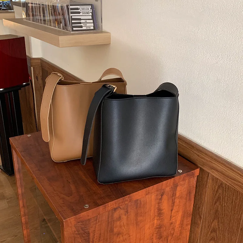 High Quality Ladies Retro Bucket Bag 2020 New Fashion Female Bag Korean Version Large Capacity Single Shoulder Messenger Bag
High Quality Ladies Retro Bucket Bag 2020 New Fashion Female Bag Korean Version Large Capacity Single Shoulder Messenger Bag