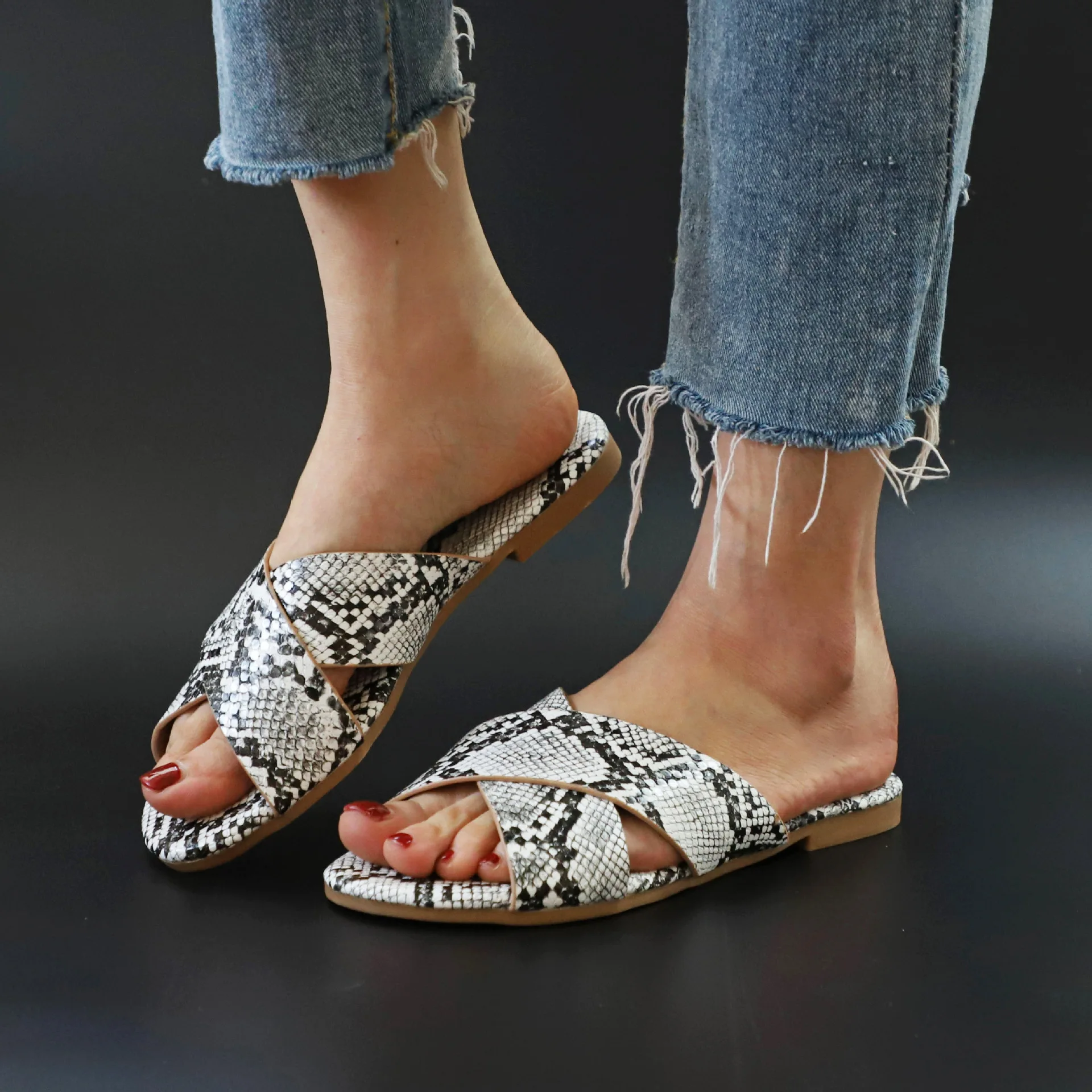 2020 New Women Flip Flop Snake Double Layer Sandals Flat Bottom Ladies Beach Shoes Outdoor Travel Fashion Wild 
2020 New Women Flip Flop Snake Double Layer Sandals Flat Bottom Ladies Beach Shoes Outdoor Travel Fashion Wild