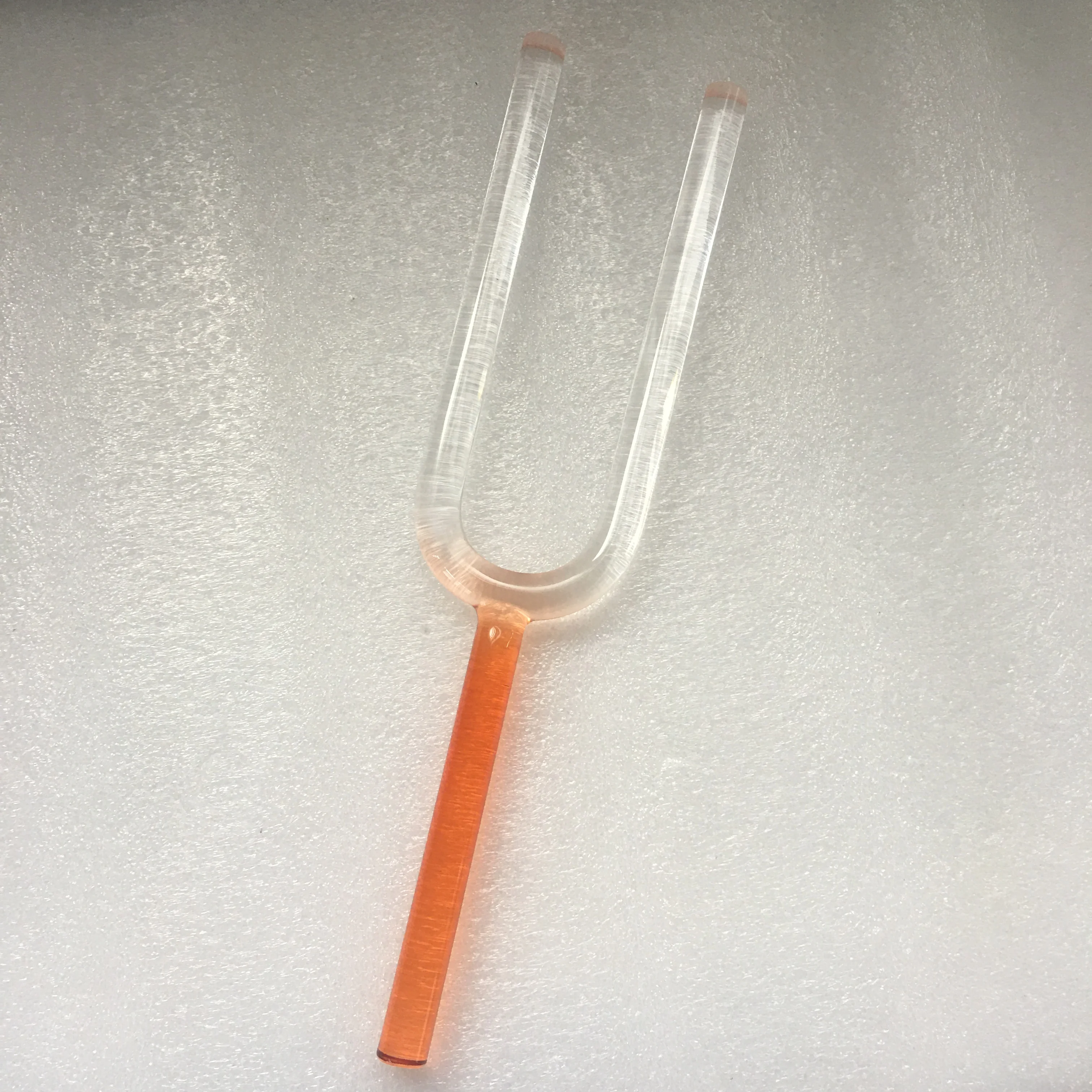 Orange color crystal tunning fork 4th octave D note 432Hz handle plated for meditation.
Orange color crystal tunning fork 4th octave D note 432Hz handle plated for meditation.