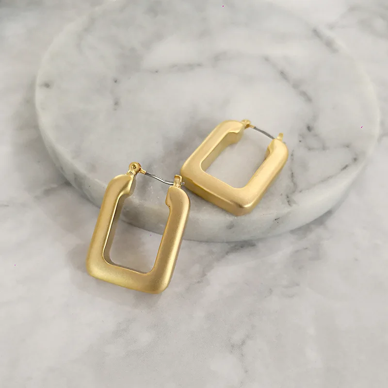 Matte Gold Rectangular Hoop Earrings for Women Lady Chunky Hollow Out Geometric Earrings Statement Jewelry Modern Thick Hoops
Matte Gold Rectangular Hoop Earrings for Women Lady Chunky Hollow Out Geometric Earrings Statement Jewelry Modern Thick Hoops