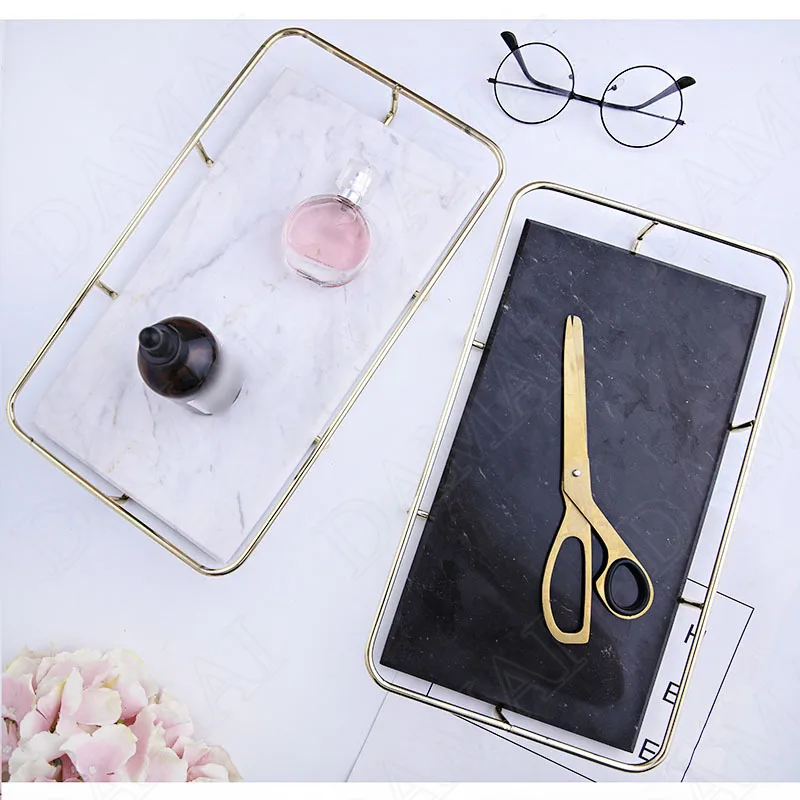 Поднос для хранения керамики в европейском стиле, мраморный, текстурные украшения подносов для косметики, металлический каркас с золотым покрытием, органайзер для туалетного столика
Поднос для хранения керамики в европейском стиле, мраморный, текстурные украшения подносов для косметики, металлический каркас с золотым покрытием, органайзер для туалетного столика