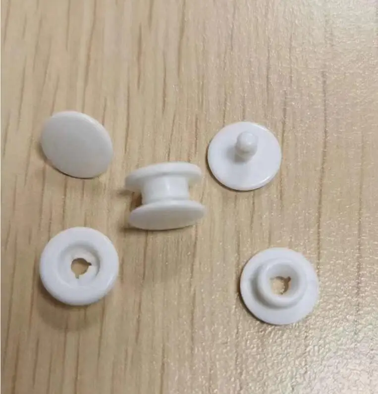 1000set/bag one time using disposable 2 Part plastic snap press button for protective face shield
1000set/bag one time using disposable 2 Part plastic snap press button for protective face shield