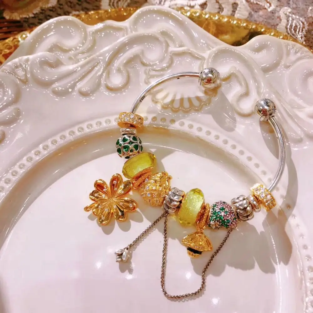 High Quality 1:1 100% 925 Pure Silver and Gold Gold Arrow Macaroni Collar Flower with Free Bracelet Opening
High Quality 1:1 100% 925 Pure Silver and Gold Gold Arrow Macaroni Collar Flower with Free Bracelet Opening