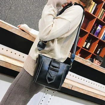 2020 WOMEN Bag Korean-style Broadband Shoulder Bag Bucket Bag Retro Shoulder Bag Square Sling Bag Famous Brand Design PU Leather
2020 WOMEN Bag Korean-style Broadband Shoulder Bag Bucket Bag Retro Shoulder Bag Square Sling Bag Famous Brand Design PU Leather