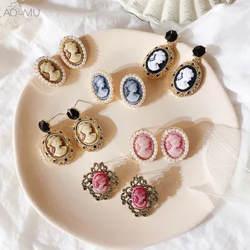 Vintage Palace Style Frame Oil Painting Queen Portrait Stud Earrings Geometric Oval Pearl Stud Earrings for Women Girl
Vintage Palace Style Frame Oil Painting Queen Portrait Stud Earrings Geometric Oval Pearl Stud Earrings for Women Girl
