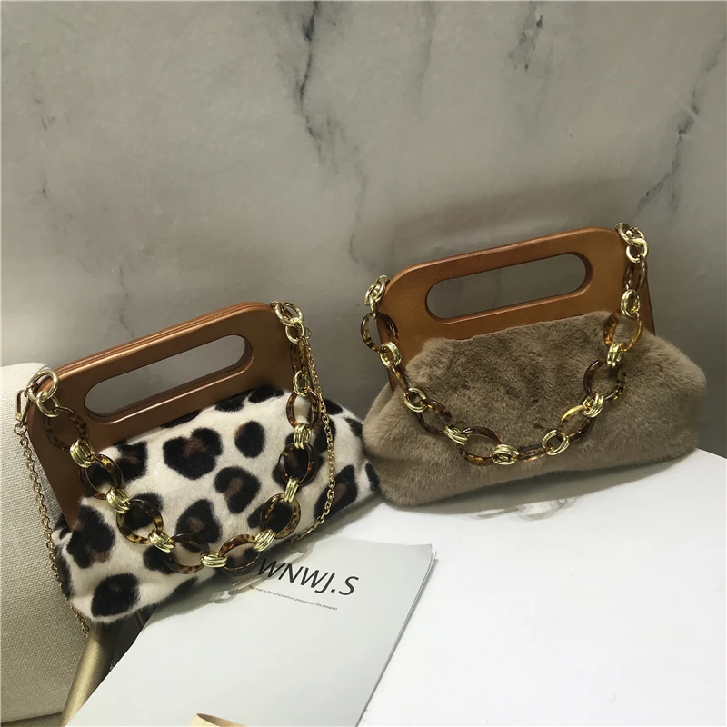 Hairy Clip Bag Autumn and Winter New Niche Design Faux Fur Dumpling Bag Wild Wooden Handle Shoulder Shoulder Chain Women Bag
Hairy Clip Bag Autumn and Winter New Niche Design Faux Fur Dumpling Bag Wild Wooden Handle Shoulder Shoulder Chain Women Bag