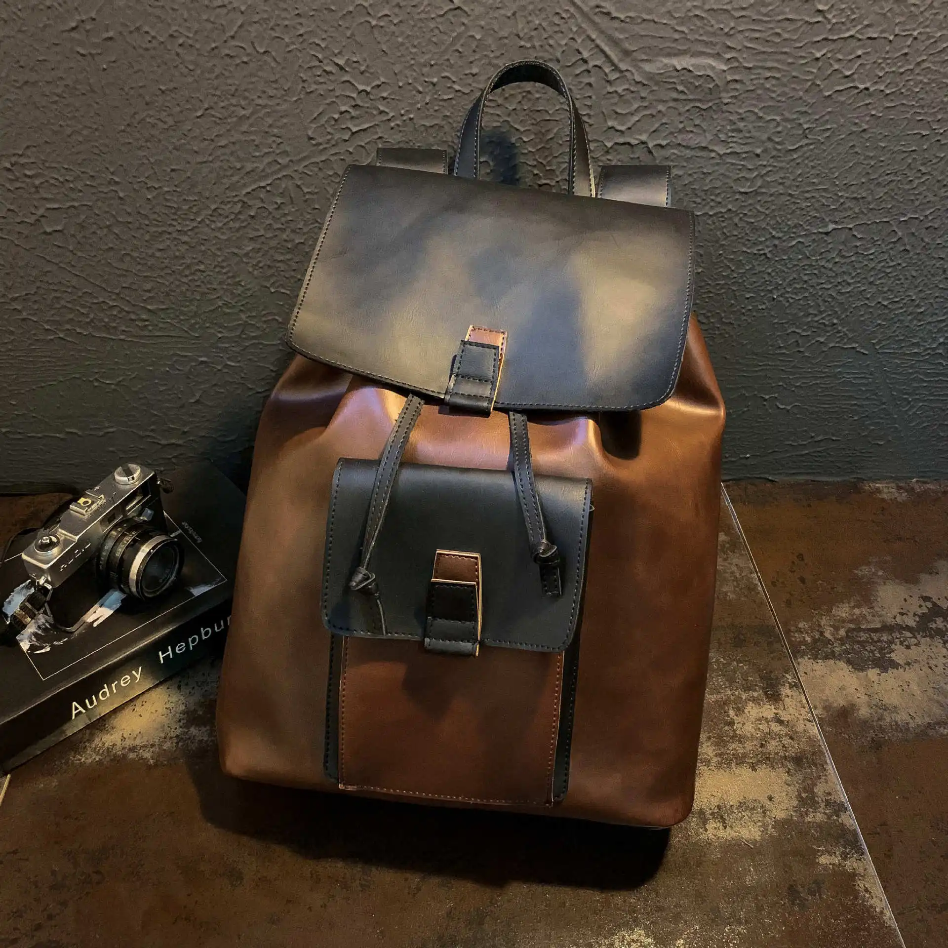 High-quality Mad Horse Leather Shoulder Bag Male Korean Edition Cortical Tide Turn-over Pull-on Shoulder Bag Student Bag
High-quality Mad Horse Leather Shoulder Bag Male Korean Edition Cortical Tide Turn-over Pull-on Shoulder Bag Student Bag