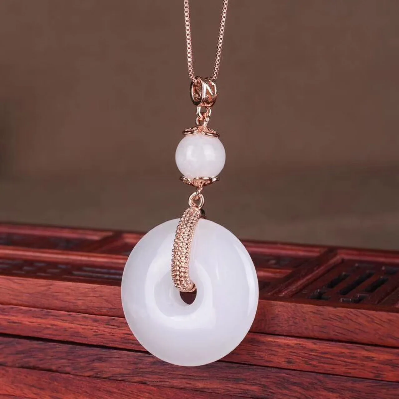 Wholesale Xinjiang white jade safe buckle pendant necklace women's white jade sweater chain pendant retro style accessories
Wholesale Xinjiang white jade safe buckle pendant necklace women's white jade sweater chain pendant retro style accessories