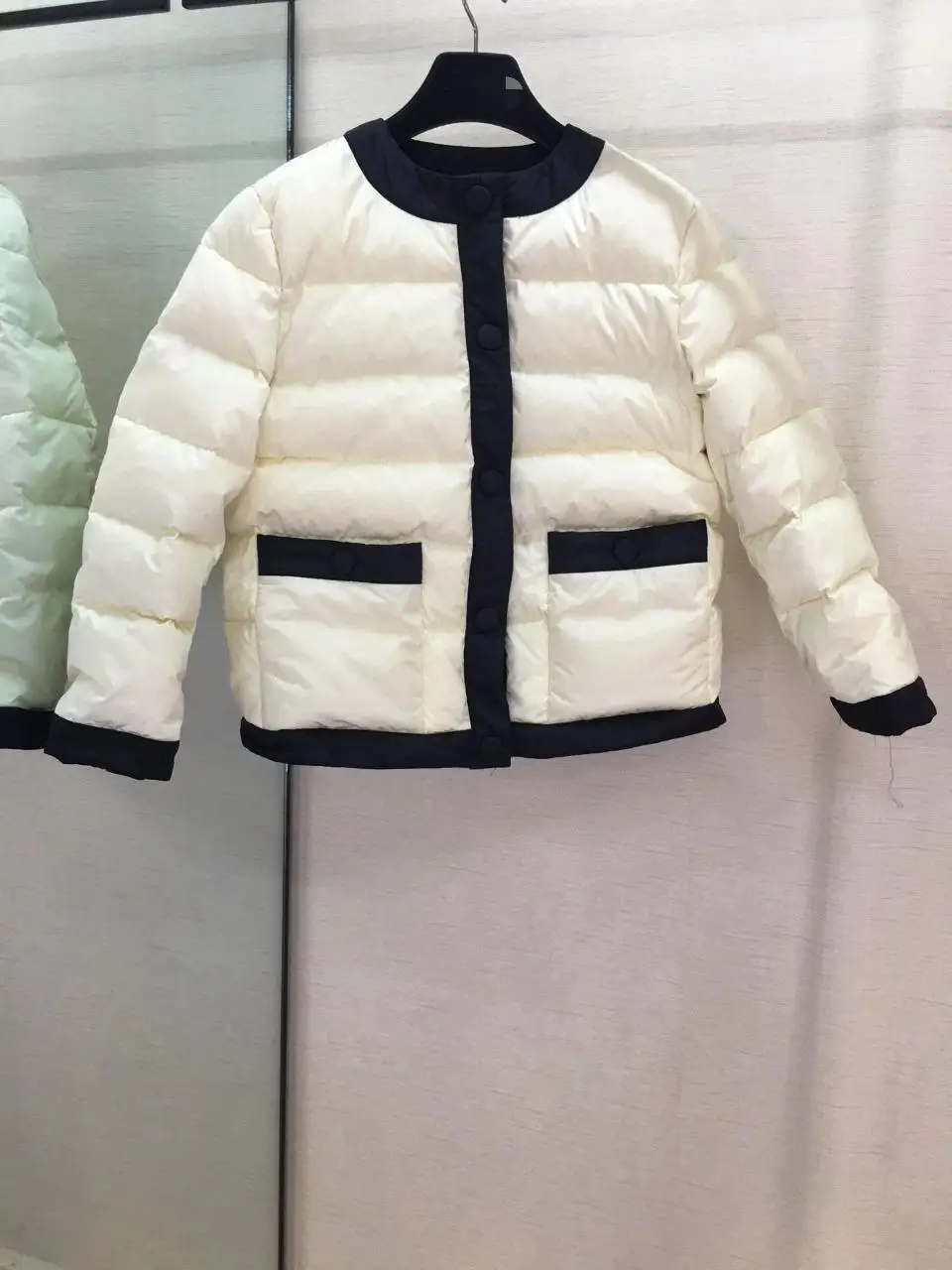 2019 winter new female fashion round neck white black side short down jacket 0917
2019 winter new female fashion round neck white black side short down jacket 0917
