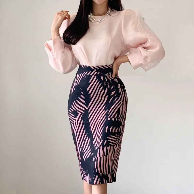 HAMALIEL Runway Spring Women Skirt Set 2020 Fashion Pink Mesh Lantern Sleeve Shirt Tops + High Waist Printed Pencil Skirts Suit
HAMALIEL Runway Spring Women Skirt Set 2020 Fashion Pink Mesh Lantern Sleeve Shirt Tops + High Waist Printed Pencil Skirts Suit