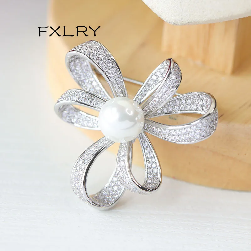 

FXLRY New White Micro-inlaid Zircon Pearl Brooches Bowknot Brooches for Women Winter Dress Coat Brooch Pins Fashion Jewelry
