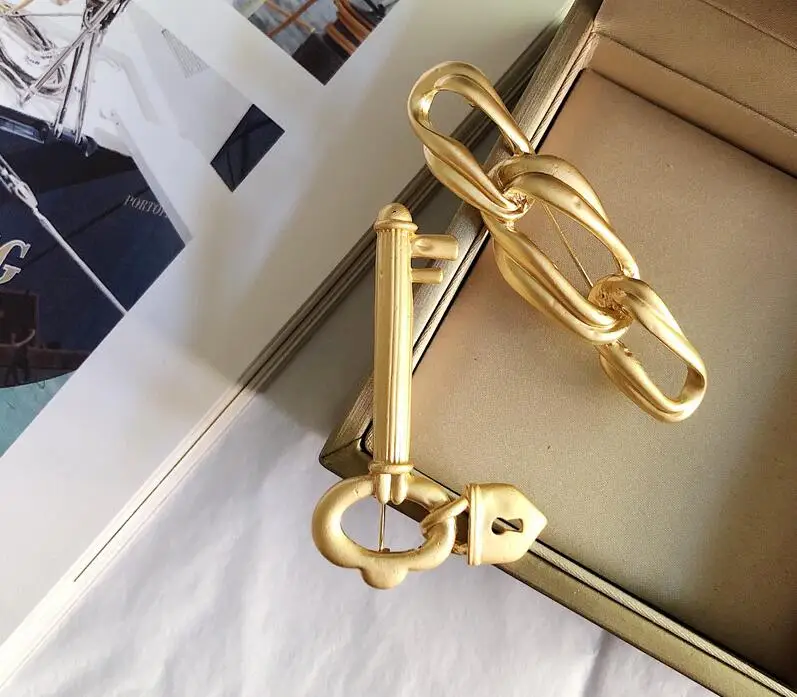 Simple exaggerated retro geometric lock key pin chain brooch women's dress accessories
Simple exaggerated retro geometric lock key pin chain brooch women's dress accessories