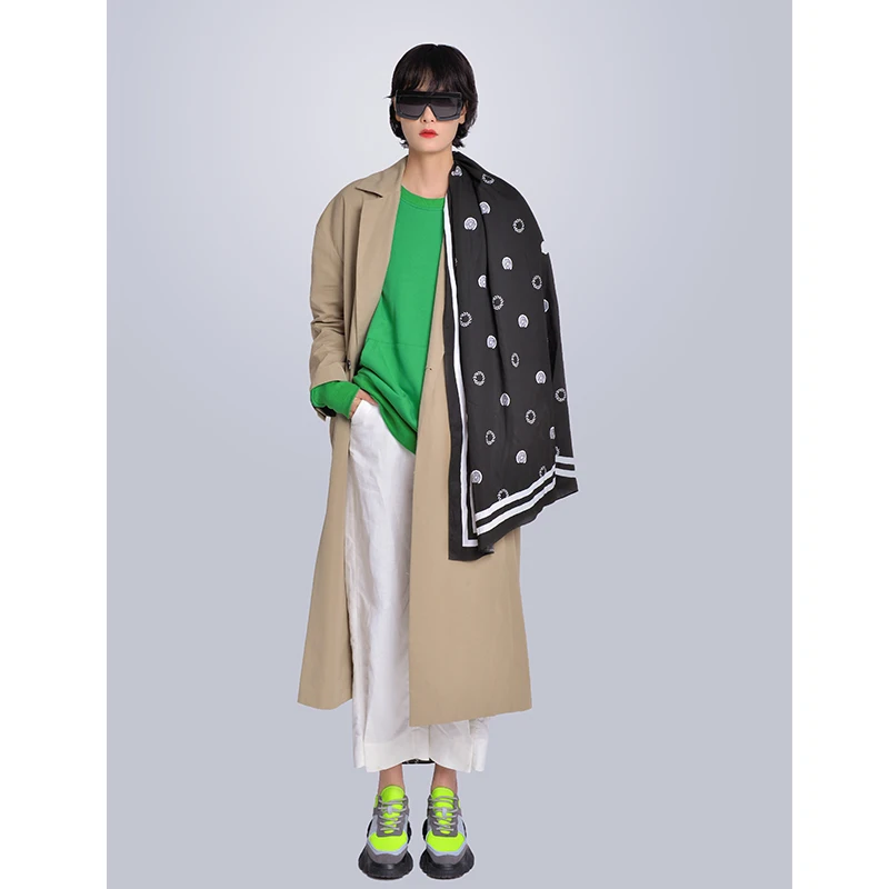 MISHOW Milan Fashion Week Spring/Summer 2020 Female Three-piece Set Green Sweatshirt Turn Down Collar Coat and White Pant Look-1
MISHOW Milan Fashion Week Spring/Summer 2020 Female Three-piece Set Green Sweatshirt Turn Down Collar Coat and White Pant Look-1