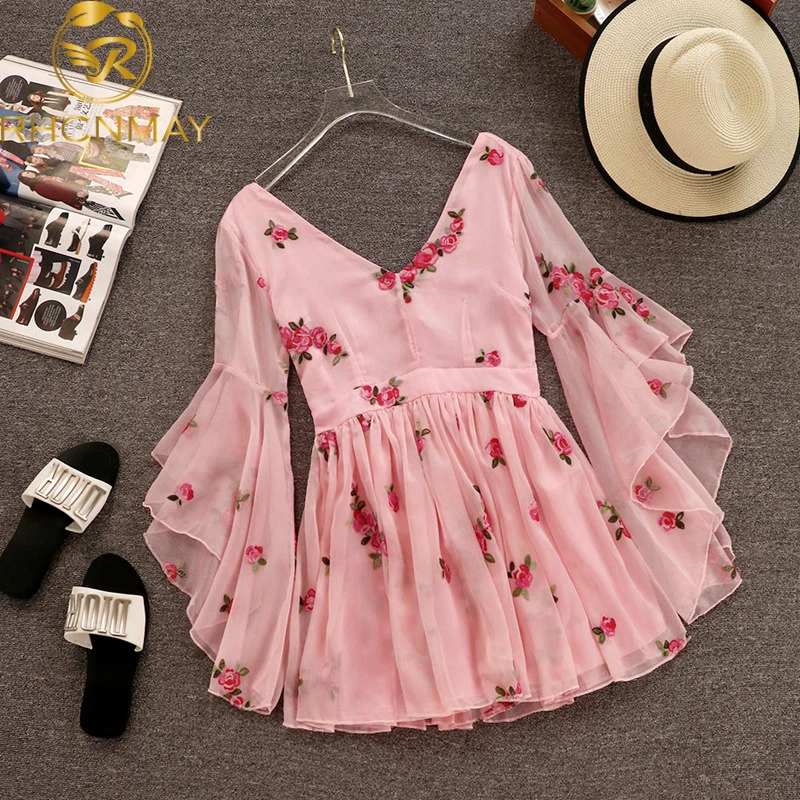 Женское шифоновое платье розовое облегающее короткое с цветочной вышивкой