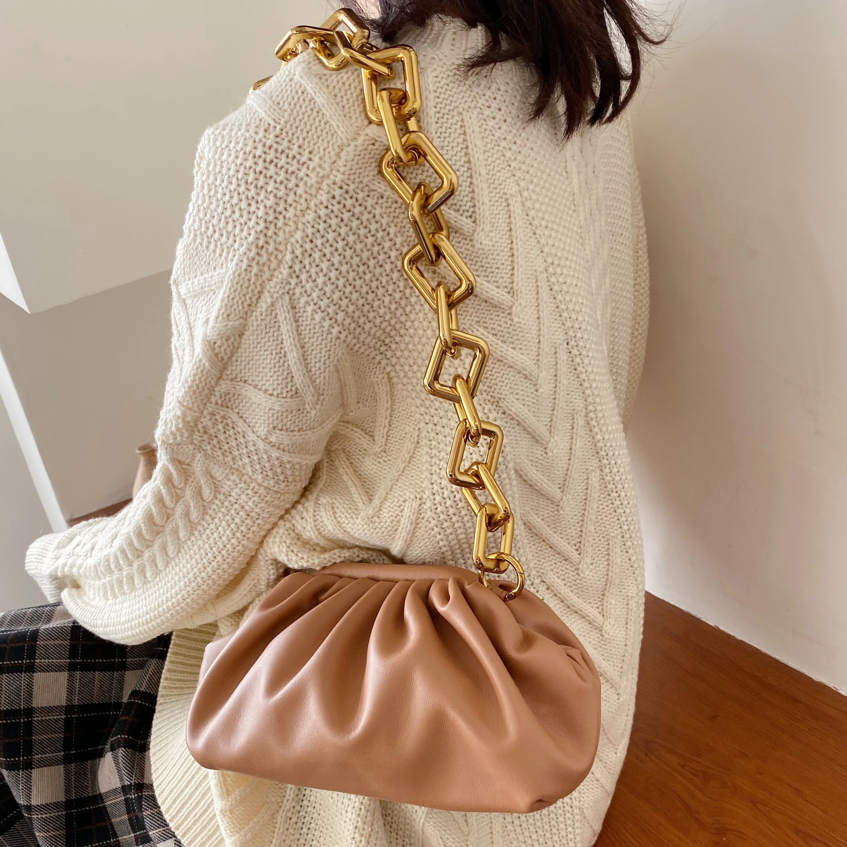 Thick Chain Women Shoulder Bag Clip High Quality Brand Designer Handbag Fashion Soft Cloud Clutch Bag Fold Small Lady Hand Bag
Thick Chain Women Shoulder Bag Clip High Quality Brand Designer Handbag Fashion Soft Cloud Clutch Bag Fold Small Lady Hand Bag