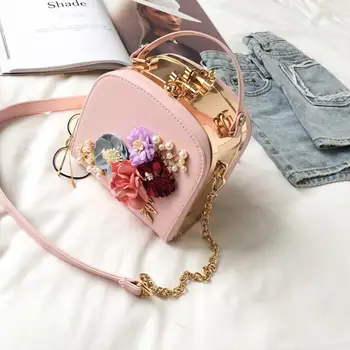New Messenger bag Korean version of the high quality metal clip camera small square bag fashion dinner flowers shoulder bag
New Messenger bag Korean version of the high quality metal clip camera small square bag fashion dinner flowers shoulder bag