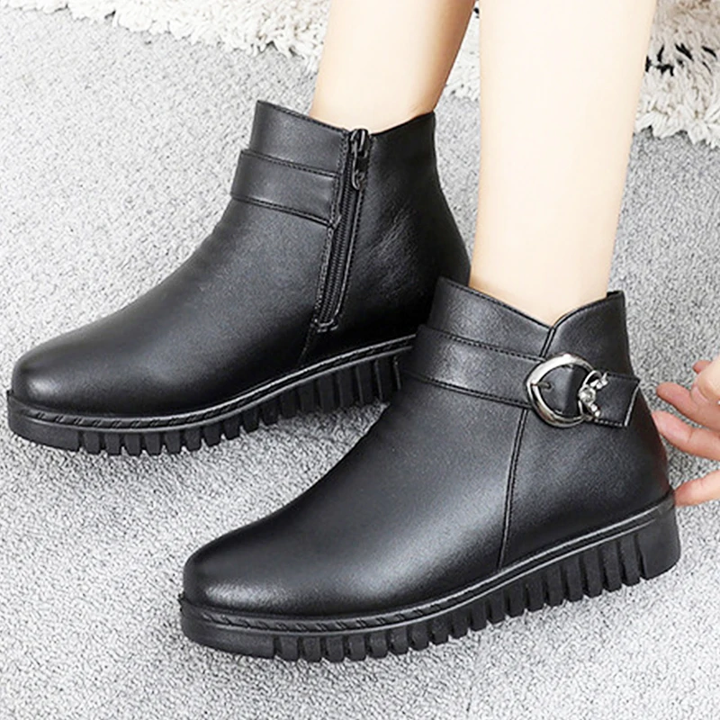 2020 New Arrival Warm Plush Winter leather boots women Belt buckle Boots Large size 42 Ankle boots Woman Botas Mujer
2020 New Arrival Warm Plush Winter leather boots women Belt buckle Boots Large size 42 Ankle boots Woman Botas Mujer