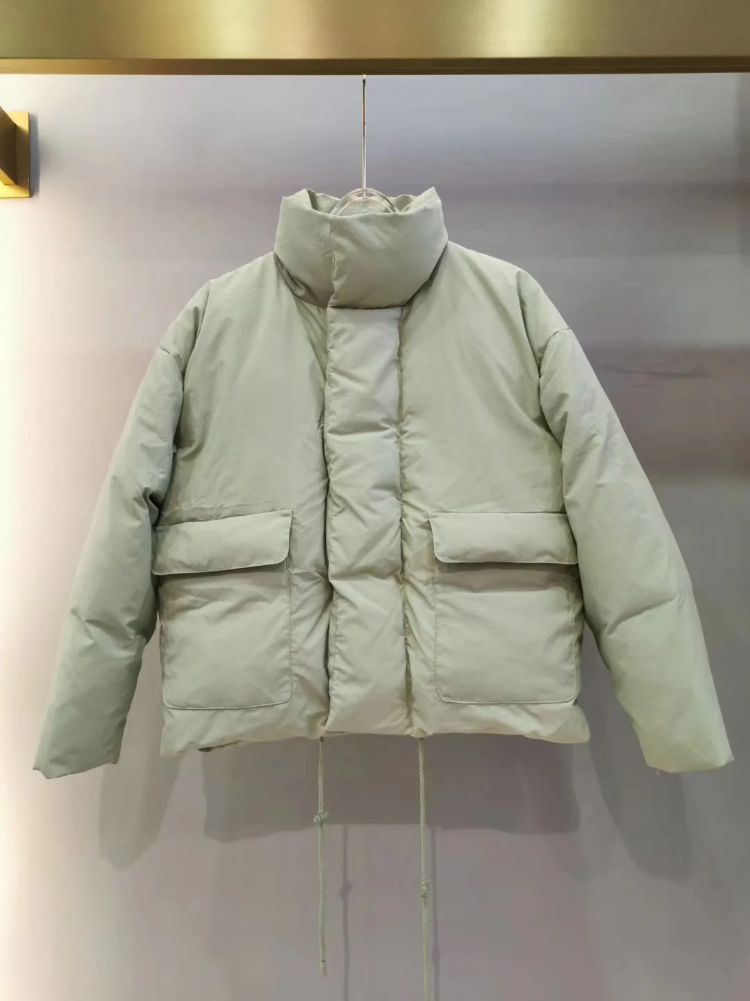2019FW Pale Green 1:1 Bread Down Jacket Coat Short Style 100% Nylon Inside 100%Polyester White Duck Down Jacket Winter
2019FW Pale Green 1:1 Bread Down Jacket Coat Short Style 100% Nylon Inside 100%Polyester White Duck Down Jacket Winter