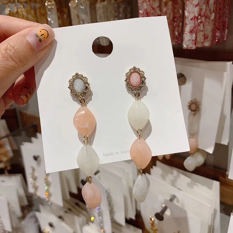 2019 New Korean Retro-style Color Pendant Asymmetric Earrings Long-style Temperament Famous Woman Ear Drop
2019 New Korean Retro-style Color Pendant Asymmetric Earrings Long-style Temperament Famous Woman Ear Drop