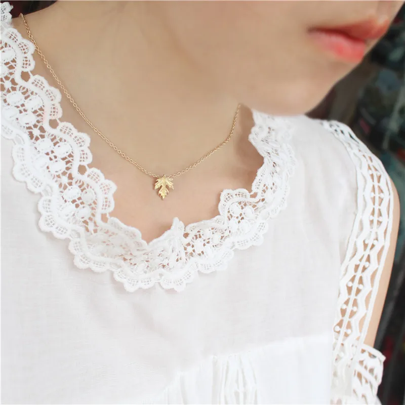 

New product Europe and America explods money to adorn pendant leaf clavicle chain female maple leaf necklace