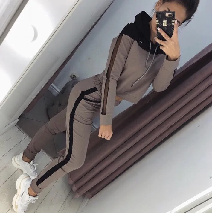 Female solid-colored tracksuit with hoodie sweatpants and two-piece pair of pants
Female solid-colored tracksuit with hoodie sweatpants and two-piece pair of pants