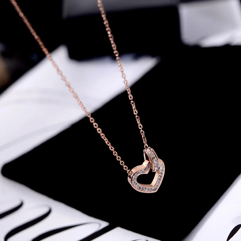 Фото YUN RUO Розовое Золото цветное паве кристалл сердце кулон ожерелье Модные титановые