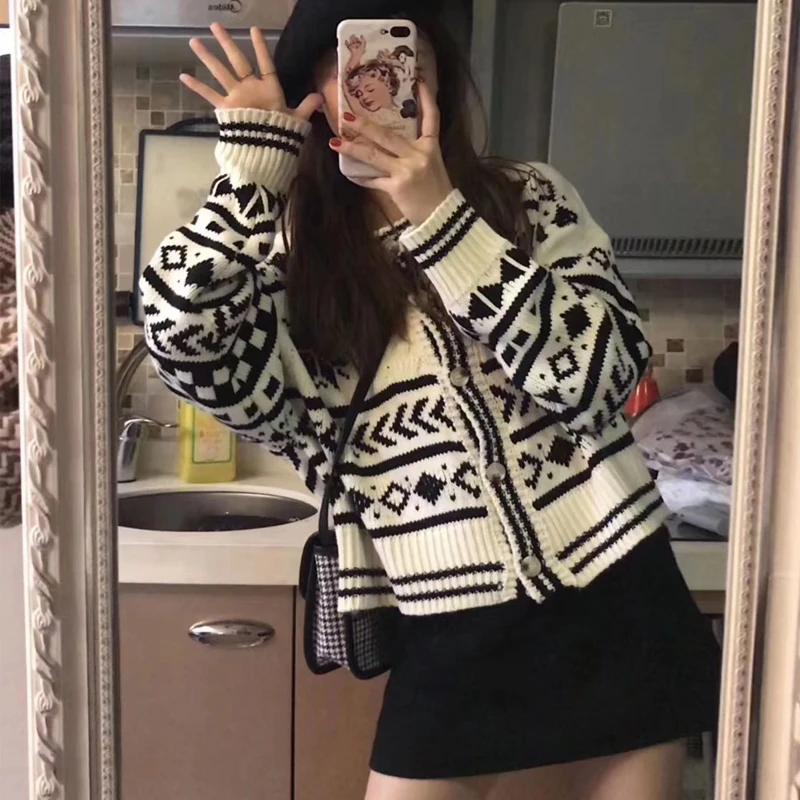 New Oversize Women's Sweaters Autumn Winter sweater Vintage buttons O Neck Cardigans Single Breasted Puff Sleeve Loose Cardigan
New Oversize Women's Sweaters Autumn Winter sweater Vintage buttons O Neck Cardigans Single Breasted Puff Sleeve Loose Cardigan