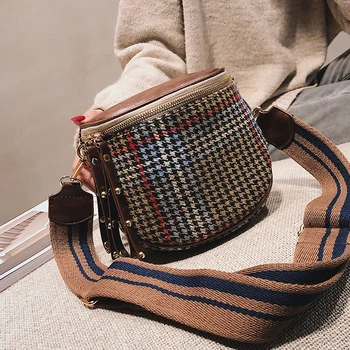 Color matching handbags spring and autumn 2020 new tide single shoulder oblique bristles fashion wide shoulder strap saddle bag 
Color matching handbags spring and autumn 2020 new tide single shoulder oblique bristles fashion wide shoulder strap saddle bag