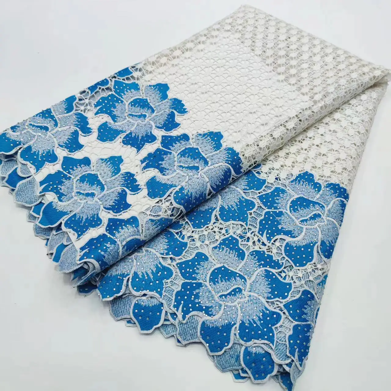 NYLG24 белые + морские синие вышитые водорастворимые кружева с камнями, красивые африканские кружева из гипюра для вечерние него/свадебного платья
NYLG24 белые + морские синие вышитые водорастворимые кружева с камнями, красивые африканские кружева из гипюра для вечерние него/свадебного платья