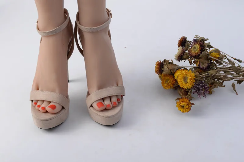 Realistic mannequin feet