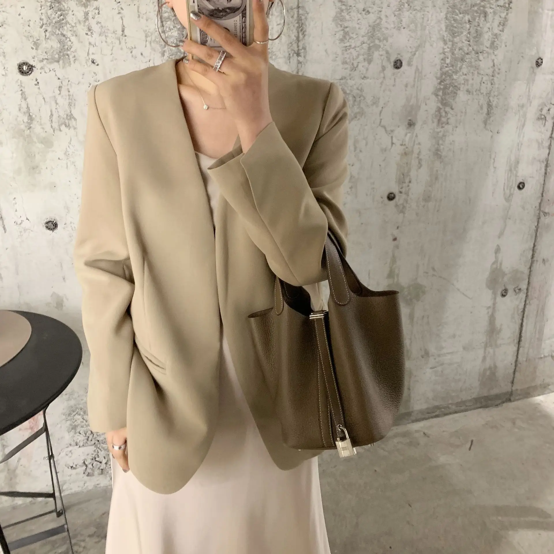 Women Spring 2019 New Simple Neckless Small Suit Jacket with Open Sleeves and Buttonless Simple V-Neck Women Suit Jackets
Women Spring 2019 New Simple Neckless Small Suit Jacket with Open Sleeves and Buttonless Simple V-Neck Women Suit Jackets