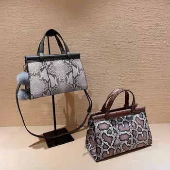 New high quality leather fashion versatile fashion stitching snake pattern Handbag Shoulder Bag Messenger Bag women's bag
New high quality leather fashion versatile fashion stitching snake pattern Handbag Shoulder Bag Messenger Bag women's bag