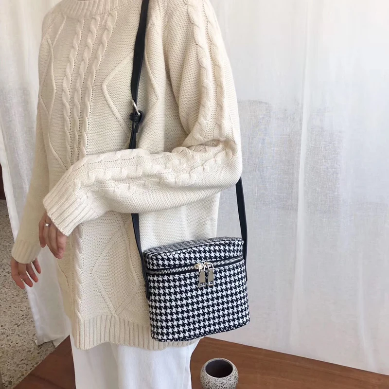 2019 Winter Female Bag Mini Bucket Bag Women Bag Swallow Gird Vintage Box Bag Chic Ladies Shoulder Bag Young Crossbody Phone Bag
2019 Winter Female Bag Mini Bucket Bag Women Bag Swallow Gird Vintage Box Bag Chic Ladies Shoulder Bag Young Crossbody Phone Bag