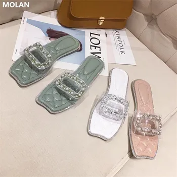 MOLAN Brand Designers 2020 Summer New Luxury Bling Bling Crystal Soft Bottom Flip Flop Women Sandals Flat Slipers Mules Outside 
MOLAN Brand Designers 2020 Summer New Luxury Bling Bling Crystal Soft Bottom Flip Flop Women Sandals Flat Slipers Mules Outside