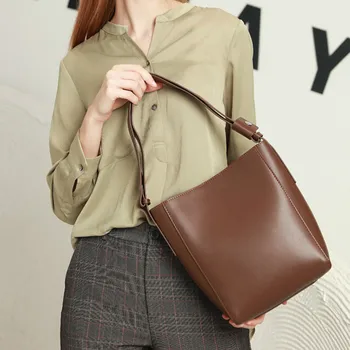 2020 Niche Design Leather Female Bag New Color Matching Portable Diagonal Cowhide Bucket Bag Shoulder Messenger Bag
2020 Niche Design Leather Female Bag New Color Matching Portable Diagonal Cowhide Bucket Bag Shoulder Messenger Bag