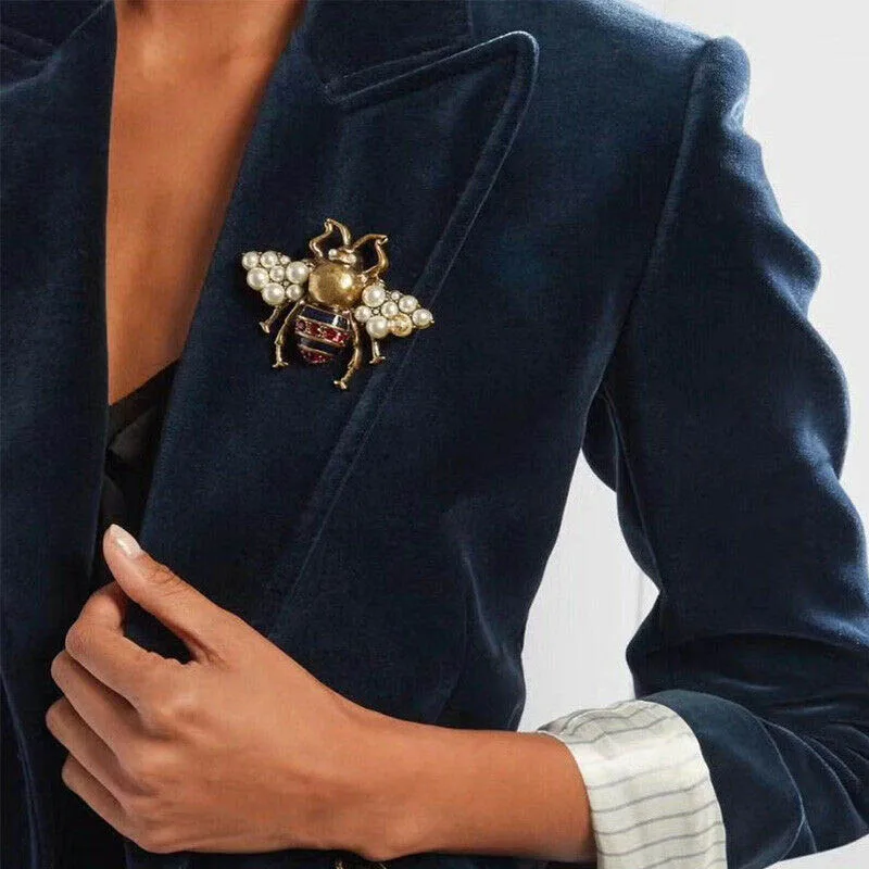 Unisex Flying Insect Brooches Red Eyes Retro Gold Color Rhinestone Bee Brooch Pins Honeybee Corsage Clothes Broach
Unisex Flying Insect Brooches Red Eyes Retro Gold Color Rhinestone Bee Brooch Pins Honeybee Corsage Clothes Broach