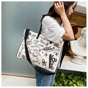 Graffiti canvas bag women messenger large capacity fashion casual one-shoulder handbag 2020 new trendy tote bag 
Graffiti canvas bag women messenger large capacity fashion casual one-shoulder handbag 2020 new trendy tote bag