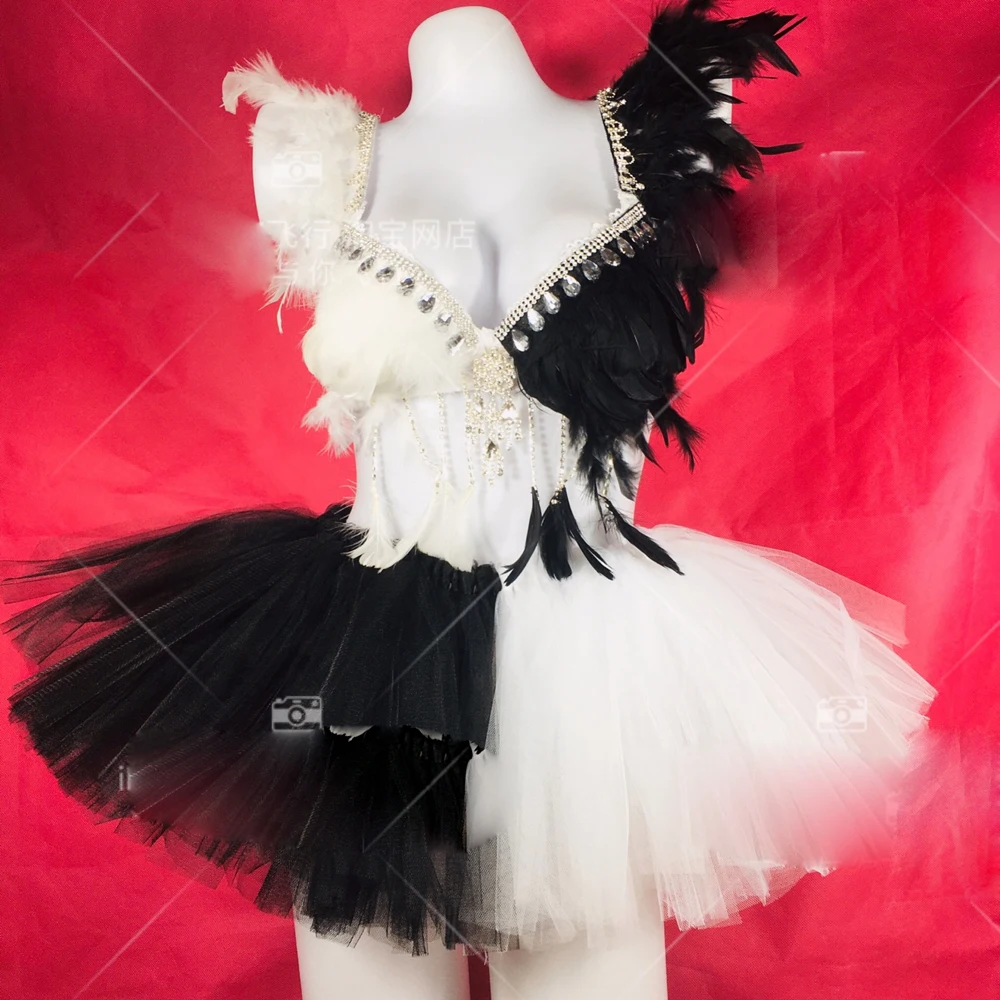 Sexy GogoHalf black and half white luminous bra luminous skirt suit rave bungee electric syllable led bra costume
Sexy GogoHalf black and half white luminous bra luminous skirt suit rave bungee electric syllable led bra costume